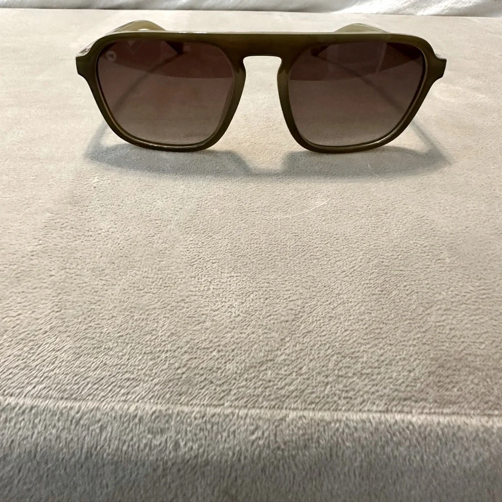 Sunglasses/Olive Green in color - Picture 2 of 4